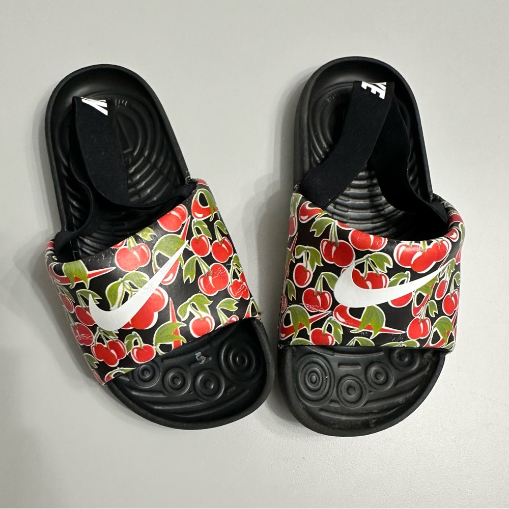 Kids Nike slides with cherry pattern. In good condition and too cute!